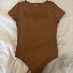 NWOT Abercrombie Scoop Neck Short Sleeve Bodysuit - Tan